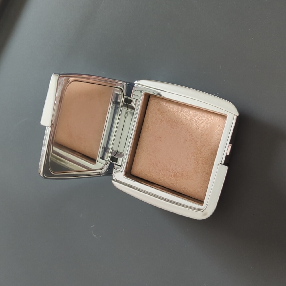 Hourglass iridescent strobe light ambient powder